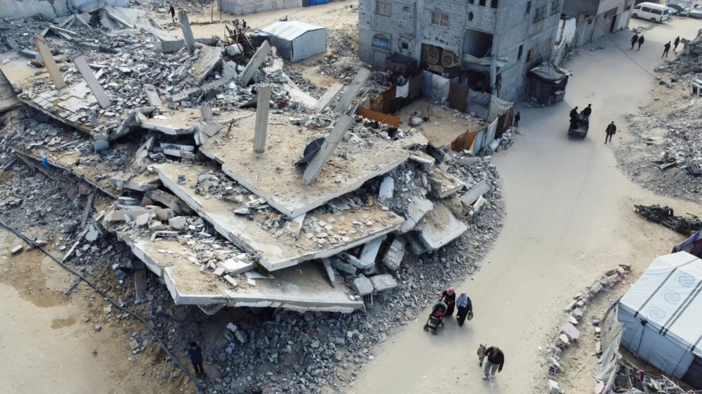 Gaza People living in damaged buildings