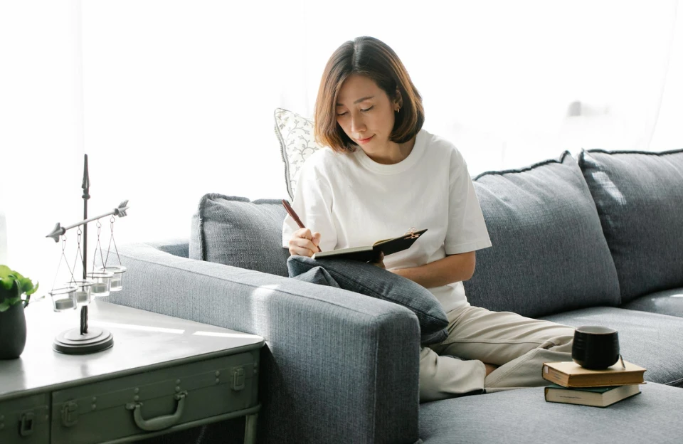 woman setting a daily morning intention